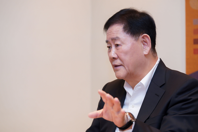 ▲ 최경환 전 경제부총리 겸 기획재정부 장관이 인터뷰를 하고 있다.