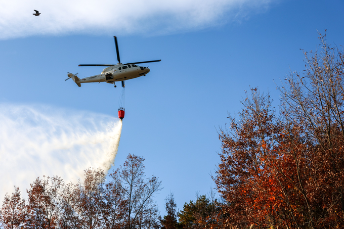 ▲ 17일 의성군 비안면 산불 대응 훈련 중 자체 운용 임차헬기(HL9691)가 버킷을 활용해 상공에서 물을 살포하며 지상 화점 진화 작업을 지원하고 있다. 의성군