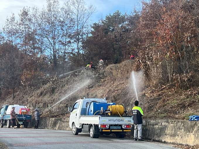 ▲ 17일 의성군 비안면 산비탈에서 이동식 물탱크 차량 2대가 동시에 진입하고, 진화대원들이 상·하단에서 이원화된 고압분무기로 경사면 잔불을 제압하는 실제 훈련 장면이 펼쳐졌다. 의성군