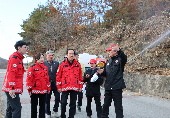 ▲ 17일 비안면 일대 산불 대응 현장에서 김주수 의성군수가 산불전문예방진화대 관계자들로부터 주불 진화 상황과 사면 확산 위험 지점을 보고받으며 추가 대응 동선을 직접 확인하고 있다. 의성군