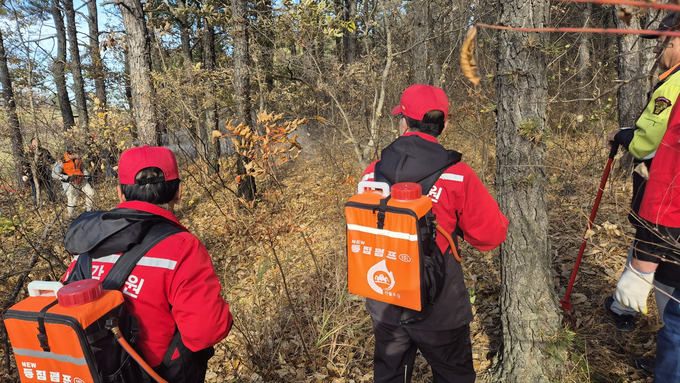 ▲ 17일 의성군 단밀면 생송리 야산에서 산불 전문예방진화대원들이 등짐펌프와 등칭 갈퀴를 이용해 낙엽층 속 잔불을 정밀 확인하며 확산 차단 작업을 진행하고 있다. 의성군