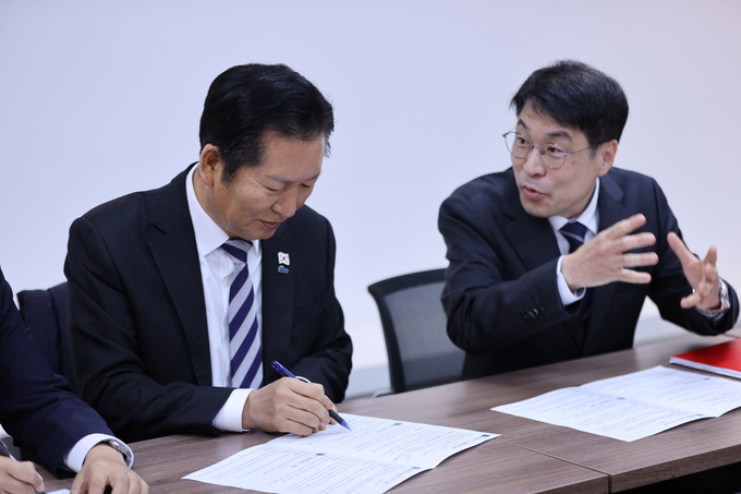 ▲ 정청래 민주당 대표가 19일 민주당 대구시당에서 김정기 대구시장 권한대행으로부터 주요 현안과 관련된 건의사항을 청취하고 있다. 김영환 기자