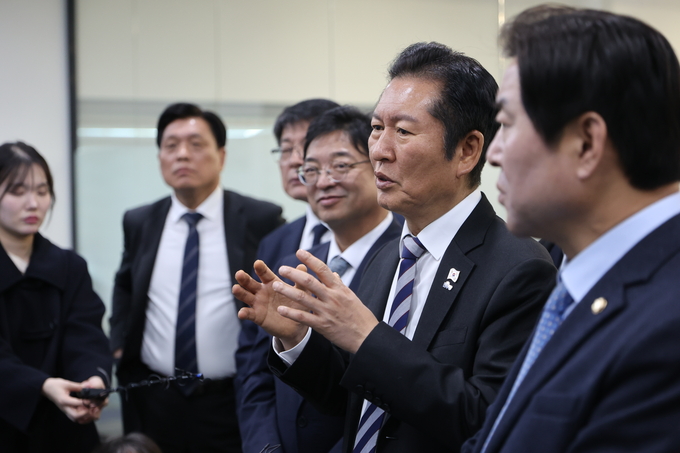 ▲ 정청래 더불어민주당 대표가 19일 대구 수성구 알파시티에서 기업 라운딩을 진행하고 있다. 김영환 기자