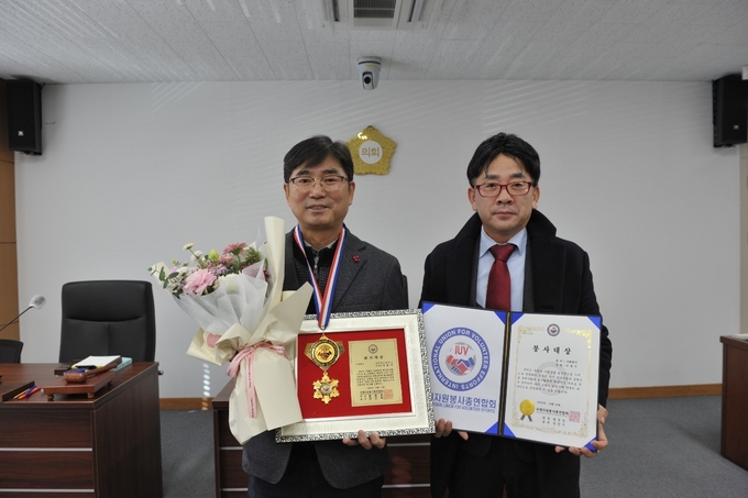 ▲ 국제자원봉사총연합회로부터 이영기 영천시의원이 봉사대상을 수상하고 기념촬영을 하고 있다.