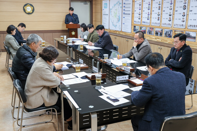 ▲ 울릉군의회 의원들이 18일 열린 의원간담회에서 내년도 예산안과 지역 관광 인프라 운영계획 점검하고 있다. 울릉군의회