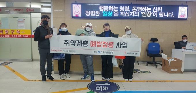 ▲ 상주적십자병원이 11월부터 외국인근로자와 지역 내 취약계층을 대상으로 무료 독감(인플루엔자) 및 필수 예방접종을 시행하고 있다. 사진은 18일 방문해 예방접종을 마친 외국인 근로자 모습. 상주적십자병원 제공