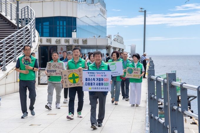 ▲ 울릉군새마을회 ‘일회용품 제로운동’ 캠페인.