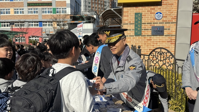 ▲ 오부명 경북경찰청장이 18일 오전 예천 호명초등학교 앞에서 어린이 등하굣길 안전 캠페인을 펼치는 장면. 경북경찰청 제공