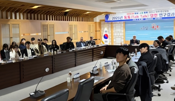 ▲ 지난 18일 영상회의실에서 영천시 공무원 정책연구모임  ‘톡톡 영천’ 연구결과 보고회가 열리고 있다. 영천시 제공