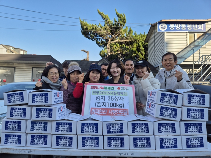 ▲ 경산 민간봉사단체 ‘커사랑’은 18일 회원들이 직접 농사지은 배추로 담근 김장 김치 35상자(3kg들이)를 중방동행정복지센터에 기탁했다. 경산시.