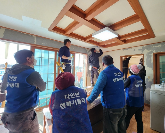 ▲ 17일 의성군 다인면의 한 취약가구에서 행복기동대원들이 벽면 정리와 실측 작업을 직접 실습하며 전문 강사의 현장 도배 과정을 가까이서 따라 배우고 있다. 의성군