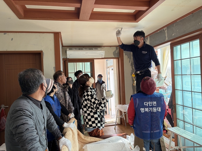 ▲ 17일 의성군 다인면 도배 기능 교육에서 강사가 벽면 재단 요령을 설명하자 행복기동대와 주민 참여자들이 실제 주거환경에서 필요한 작업 순서를 하나씩 확인하고 있다. 의성군