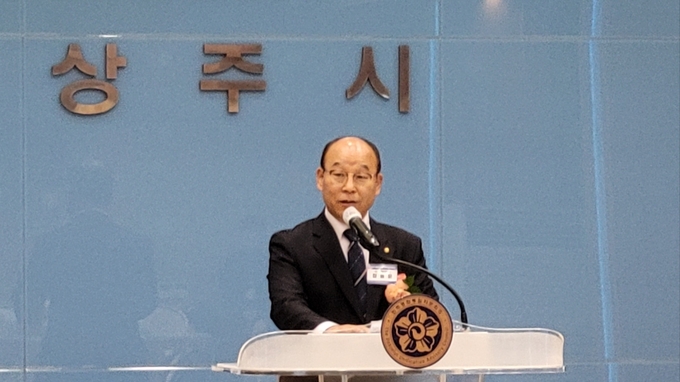 ▲ 제22기 민주평통 상주시협의회장에 취임한 정용운 신임회장(전 더불어민주당 상주·문경 지역위원장)이 19일 열린 출범식에서 취임사를 하고 있다. 김범진기자