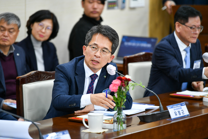 ▲ 중부권 동서횡단철도 건설을 위한 시장·군수 협력체가 19일 예천군청에서 제10차 회의를 열었다. 유정근 영주시장 권한대행이 발언하는 모습. 영주시