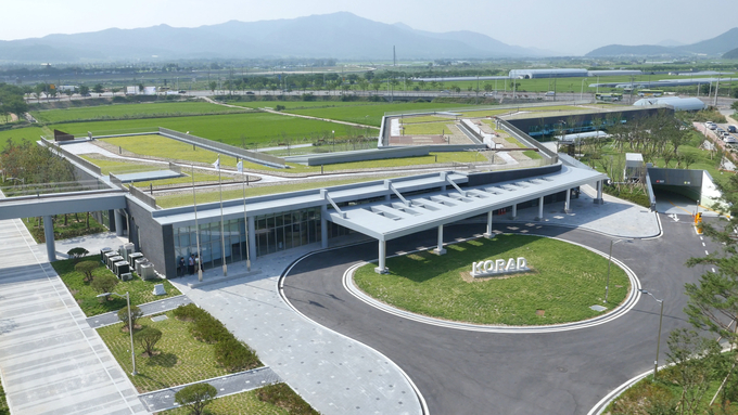 ▲ 한국원자력환경공단이 19일부터 개방형직위 2명, 정규직 4명, 비정규직 5명, 체험형 인턴  2명 등 총 13명의 직원을 공개 채용한다. 사진은 원자력환경공단 본사 전경