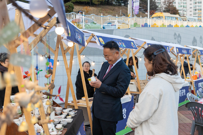 ▲ 김재욱 칠곡군수가‘가족놀장’ 행사장을 찾아 지역 생활예술가가 만든 공예품을 살펴보고 있다.