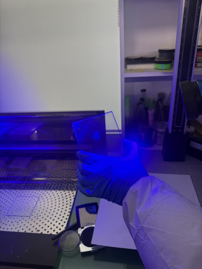 ▲ 채취한 지문을 법 광원으로 비춘 모습. 이유경 기자