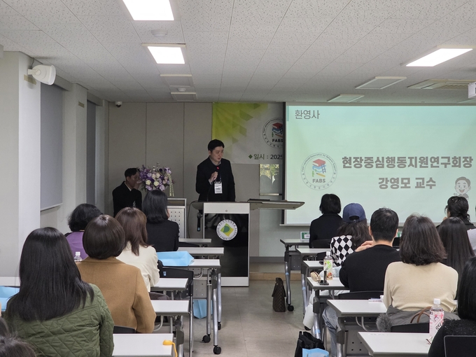 ▲ 대구사이버대학교 행동치료학과 강영모 교수가 이끄는 현장중심행동지원연구회는 16일, 전국 각지의 교사와 치료사, 보호자들이 한자리에 모인 가운데 서울캠퍼스에서 출범식 및 기념 토크콘서트를 개최했다. 대구사이버대.