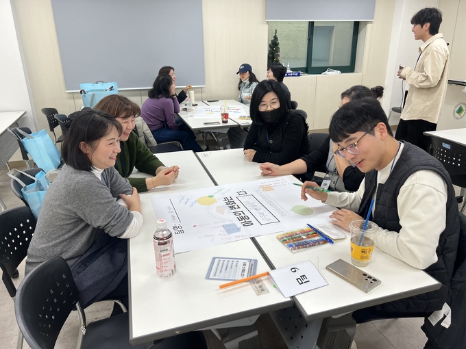 ▲ 대구사이버대학교 행동치료학과 강영모 교수가 이끄는 현장중심행동지원연구회는 16일, 전국 각지의 교사와 치료사, 보호자들이 한자리에 모인 가운데 서울캠퍼스에서 출범식 및 기념 토크콘서트를 개최했다. 대구사이버대.