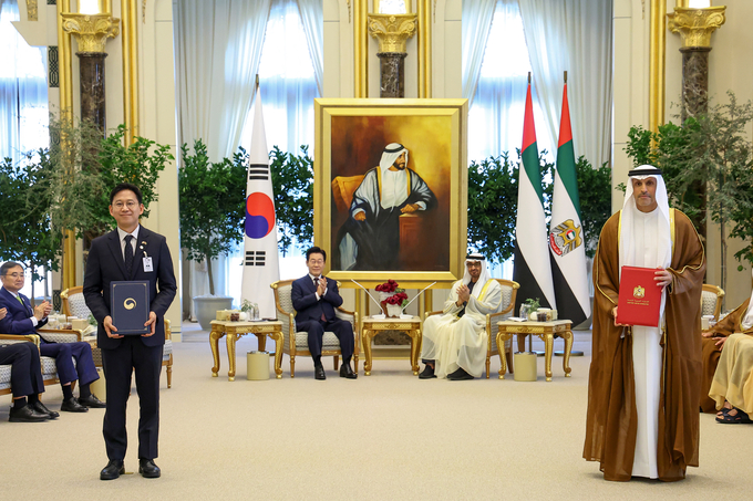 ▲ 배경훈 부총리 겸 과학기술정보통신부 장관과 아랍에미리트(UAE) 칼둔 아부다비 행정청장이 18일(현지시간) 아부다비 대통령궁에서 이재명 대통령과 무함마드 빈 자이드 알 나흐얀 UAE 대통령이 참석한 가운데 전략적 AI 협력 프레임워크 MOU를 체결한 뒤 기념촬영을 하고 있다.연합