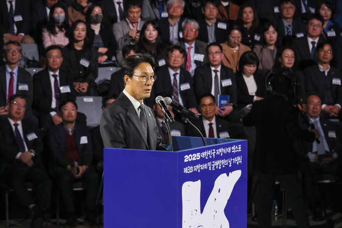 ▲ 김민석 국무총리가 19일 울산전시컨벤션센터에서 열린 제3회 지방자치 및 균형발전의 날 기념식 및 2025 대한민국 지방시대 엑스포 개막식에서 기념사를 하고 있다. 연합