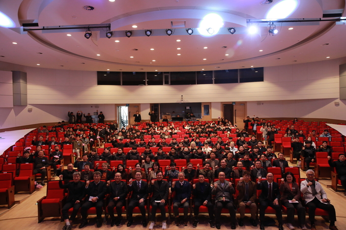 ▲ 19일 영남대 천마아트센터에서 열린 제106회 전국체전 경북선수단 해단식에서 단체촬영 모습. 사진제공 경북체육회.