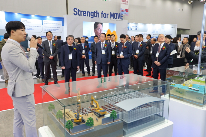 ▲ ‘제8회 국제철강 및 비철금속산업전(Steel&Metal Korea 2025, SMK 2025)’이 19일 대구 EXCO에서 개막하며 국내 철강산업의 미래 전환 전략을 모색하는 자리가 마련됐다.