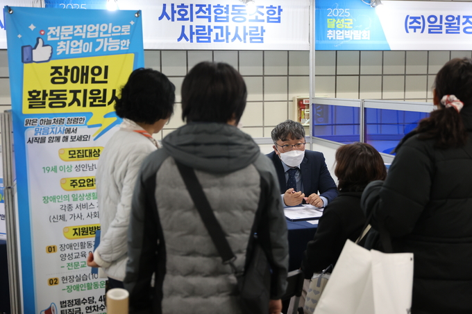 ▲ 달성군 취업박람회가 19일 오후 대구 달성군 다사읍에서 열린 가운데 구직자들이 상담을 받고 있다.김영환 기자yhk@kyongbuk.com