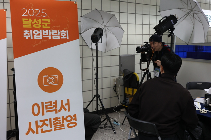 ▲ 달성군 취업박람회가 19일 오후 대구 달성군 다사읍에서 열린 가운데 구직자들이 이력서에 사용할 사진을 촬영하고 있다.김영환 기자yhk@kyongbuk.com