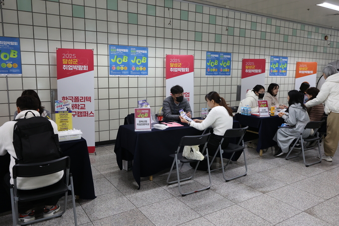 ▲ 달성군 취업박람회가 19일 오후 대구 달성군 다사읍에서 열린 가운데 구직자들이 상담을 받고 있다.김영환 기자yhk@kyongbuk.com
