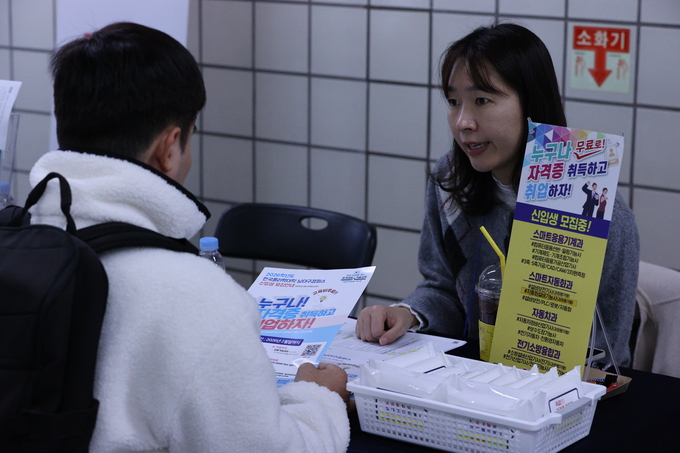 ▲ 달성군 취업박람회가 19일 오후 대구 달성군 다사읍에서 열린 가운데 한 구직자가 상담을 받고 있다.김영환 기자yhk@kyongbuk.com