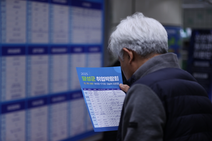 ▲ 달성군 취업박람회가 19일 오후 대구 달성군 다사읍에서 열린 가운데 한 구직자가 안내문을 유심히 살펴보고 있다.김영환 기자yhk@kyongbuk.com