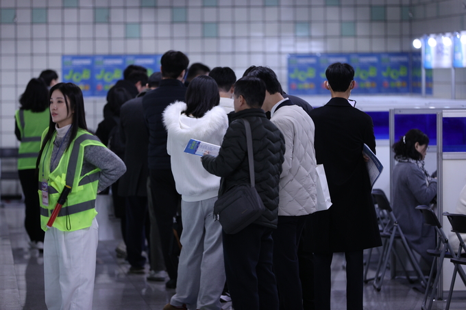 ▲ 달성군 취업박람회가 19일 오후 대구 달성군 다사읍에서 열린 가운데 구직자들이 면접순서를 기다리고 있다.김영환 기자yhk@kyongbuk.com