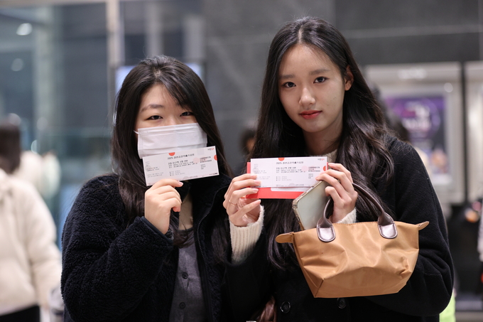 ▲ 2025 경산공감락페스티벌이 19일 저녁 영남대학교 천마아트센터에서 열린 가운데 관객들이 입장 티켓을 들어보이고 있다.김영환 기자yhk@kyongbuk.com