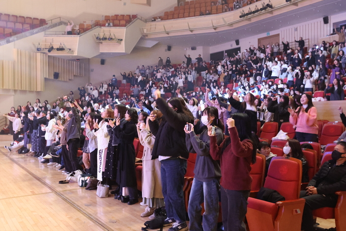 ▲ 2025 경산공감락페스티벌이 19일 저녁 영남대학교 천마아트센터에서 열린 가운데 관객들이 밴드공연에 열광하고 있다.김영환 기자yhk@kyongbuk.com