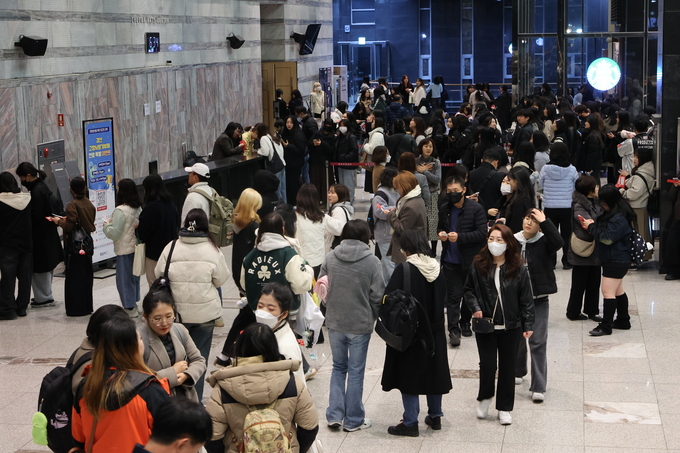 ▲ 2025 경산공감락페스티벌이 19일 저녁 영남대학교 천마아트센터에서 열린 가운데 관람객들이 입장을 기다리고 있다.김영환 기자yhk@kyongbuk.com