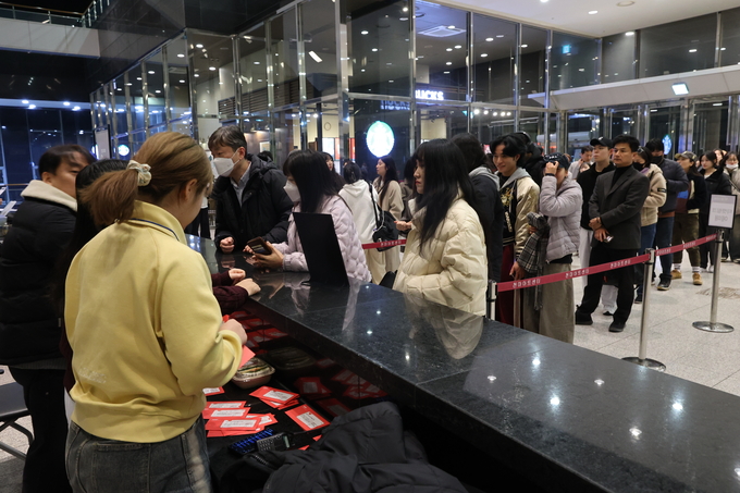 ▲ 2025 경산공감락페스티벌이 19일 저녁 영남대학교 천마아트센터에서 열린 가운데 관람객들이 입장등록을 하고 있다.김영환 기자yhk@kyongbuk.com