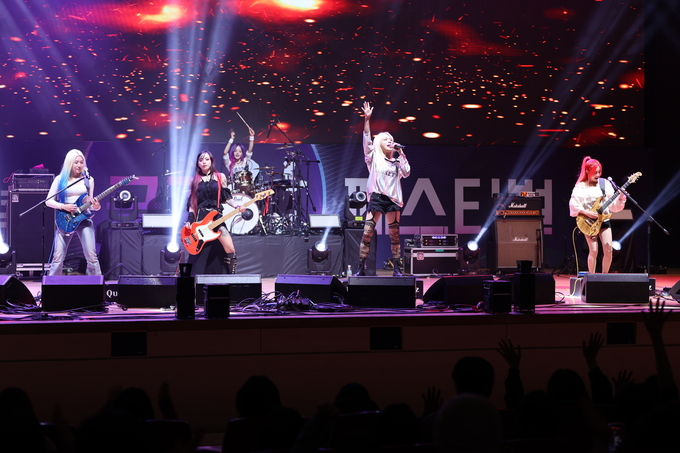 ▲ 2025 경산공감락페스티벌이 19일 저녁 영남대학교 천마아트센터에서 열린 가운데 ‘롤링쿼츠 밴드’공연이 펼쳐지고 있다.김영환 기자yhk@kyongbuk.com