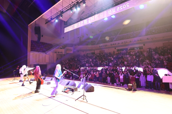 ▲ 2025 경산공감락페스티벌이 19일 저녁 영남대학교 천마아트센터에서 열린 가운데 ‘롤링쿼츠 밴드’공연이 펼쳐지고 있다.김영환 기자yhk@kyongbuk.com