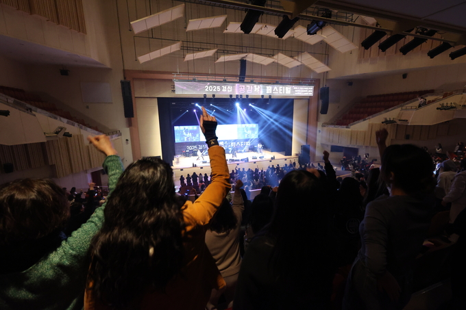 ▲ 2025 경산공감락페스티벌이 19일 저녁 영남대학교 천마아트센터에서 열린 가운데 ‘크랙샷밴드’공연이 펼쳐지고 있다.김영환 기자yhk@kyongbuk.com