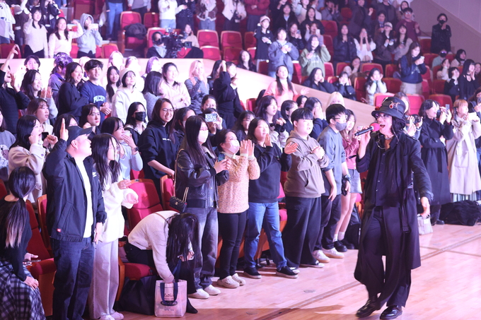 ▲ 2025 경산공감락페스티벌이 19일 저녁 영남대학교 천마아트센터에서 열린 가운데 ‘크랙샷밴드’공연이 펼쳐지고 있다.김영환 기자yhk@kyongbuk.com