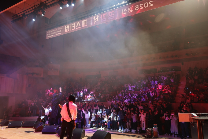 ▲ 2025 경산공감락페스티벌이 19일 저녁 영남대학교 천마아트센터에서 열린 가운데 ‘크랙샷밴드’공연에 관객들이 열광하고 있다.김영환 기자yhk@kyongbuk.com