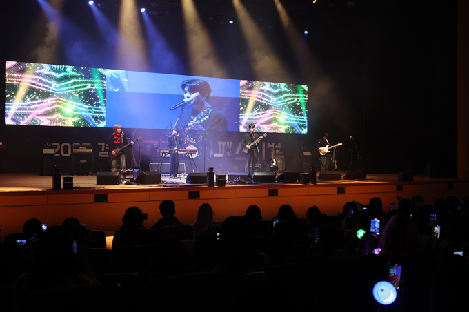 ▲ 2025 경산공감락페스티벌이 19일 저녁 영남대학교 천마아트센터에서 열린 가운데 ‘원위밴드’공연이 펼쳐지고 있다.김영환 기자yhk@kyongbuk.com