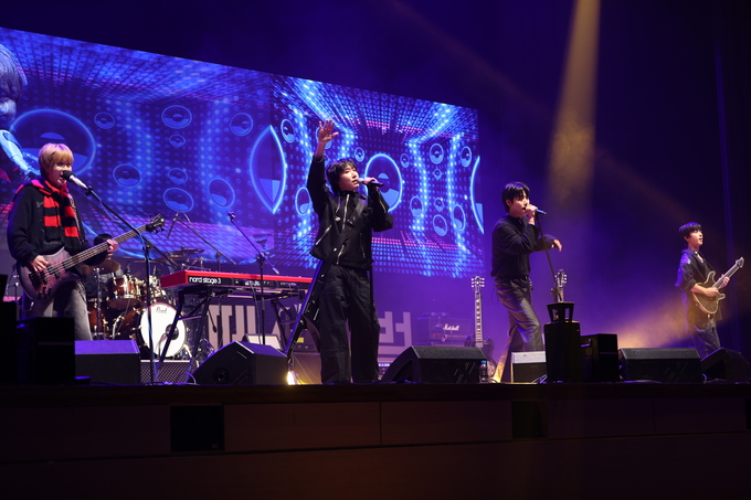 ▲ 2025 경산공감락페스티벌이 19일 저녁 영남대학교 천마아트센터에서 열린 가운데 ‘원위밴드’공연이 펼쳐지고 있다.김영환 기자yhk@kyongbuk.com