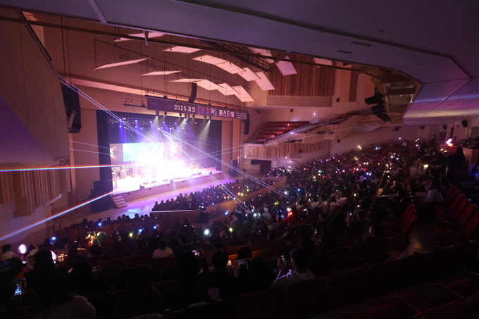 ▲ 2025 경산공감락페스티벌이 19일 저녁 영남대학교 천마아트센터에서 열린 가운데 ‘원위밴드’공연에 관객들이 열광하고 있다.김영환 기자yhk@kyongbuk.com