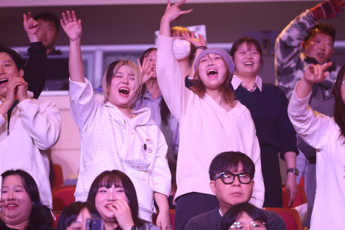 ▲ 2025 경산공감락페스티벌이 19일 저녁 영남대학교 천마아트센터에서 열린 가운데 밴드공연에 관객들이 열광하고 있다.김영환 기자yhk@kyongbuk.com