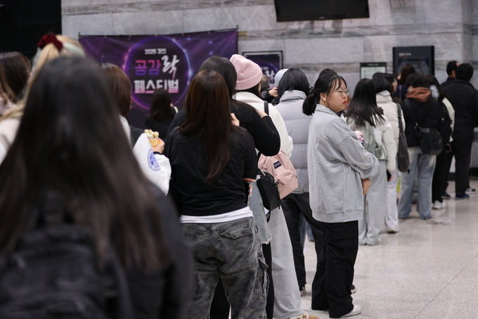 ▲ 2025 경산공감락페스티벌이 19일 저녁 영남대학교 천마아트센터에서 열린 가운데 관객들이 입장을 기다리고 있다.김영환 기자yhk@kyongbuk.com