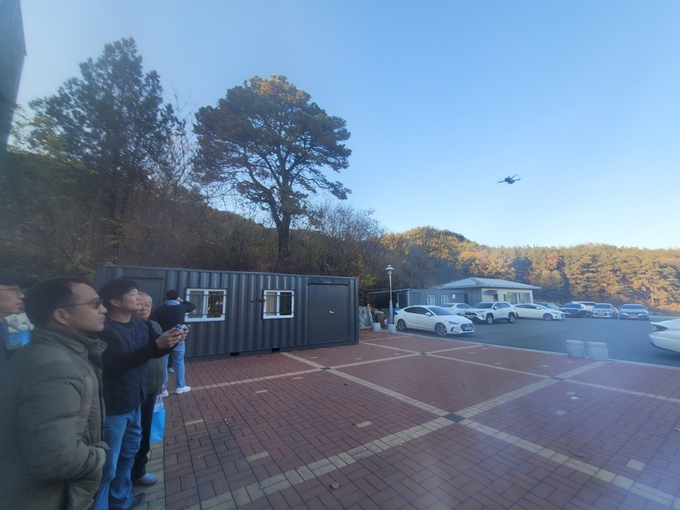 ▲ 18일 의성군 다인면 경북무인항공센터 실습장에서 지역 초·중·고 진로담당 교사들이 드론 조종기를 직접 조작하며 비행 미션을 수행하는 장면을 지켜보는 모습이 담겼다. 의성교육청