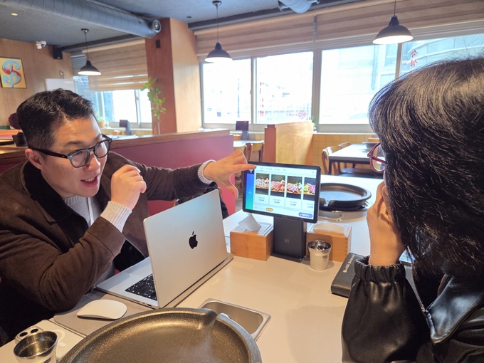 ▲ KT대구경북광역본부가 대구광역자활센터와 함께 지역 자활근로 사업장의 디지털 전환을 지원하는 ‘대구 자활기업 디지털 성장 브릿지사업’을 추진한다. 사진은 사업에 선정된 자활사업장이 홍보 마케팅에 관한 컨설팅을 받고 있는 모습. KT 제공