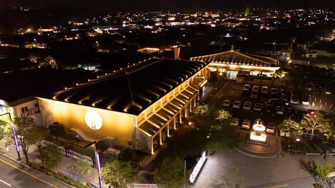 ▲ 2025 APEC 정상회의를 앞두고 경주 서라벌문화회관 외벽에 설치된 야간경관조명이 황리단길 일대 야간 경관과 함께 밝게 빛나고 있다. 경줒시